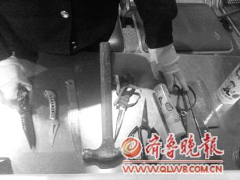 兖州火车站工作人员在整理收缴的违禁物品。