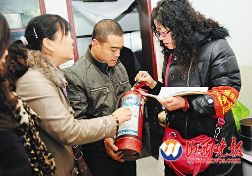 安全隐患巡查队上岗紧盯200多家经营场所(图)