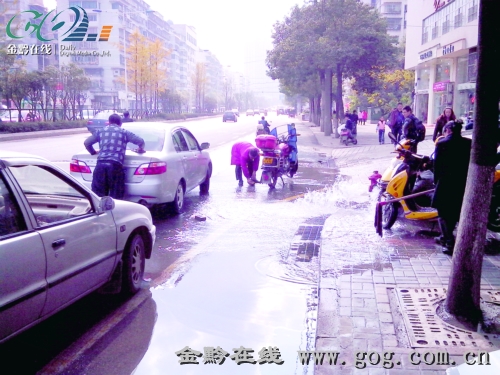 消防栓喷水 大伙洗车洗拖把