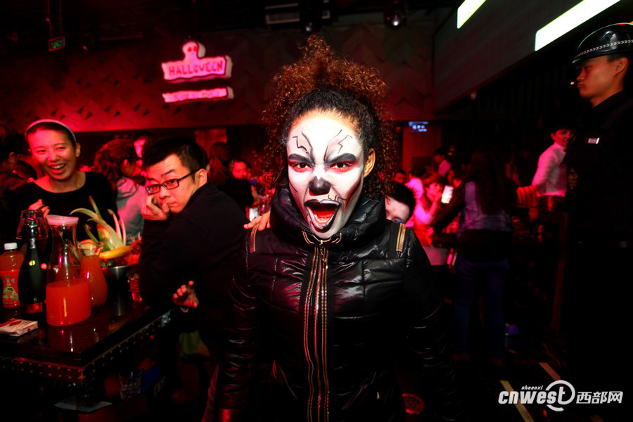 高清组图:万圣节恐怖来袭 化妆舞会“鬼”出没