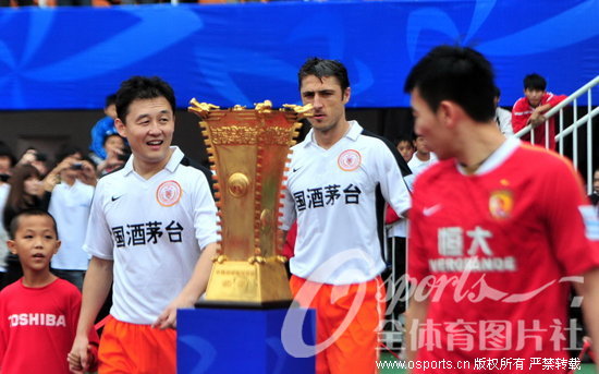 2012年足协杯决赛次回合:队员从冠军奖杯旁入