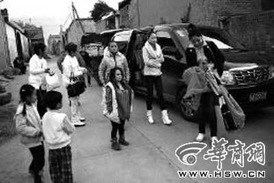 <em>28岁女孩</em>身高1.03米 13岁开始养家演艺生涯已