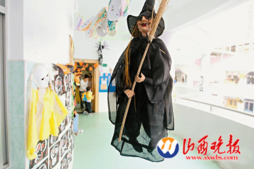 幼儿园"破解"美女晚上不敢搞鬼(图)娃娃版购透视内睡觉图片