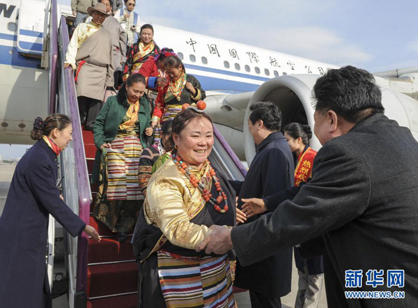 11月5日上午，十八大代表郝鹏（前右）走下飞机舷梯。当日，来自西藏的党的十八大代表乘飞机抵达首都国际机场。这是第一个抵京的京外代表团。