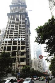 钢管就是从这个建筑工地落下的。