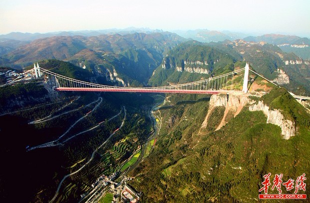一座矮寨大桥+井喷一个湘西州的旅游\/图