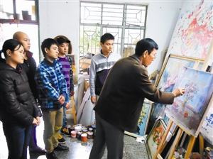 学画聋哑人对他竖大拇指