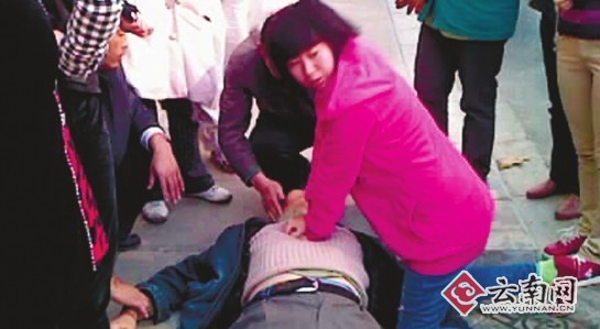 老人街头昏厥 女孩跪地全力施救 现场多人帮忙