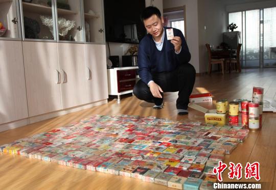 男子收藏民国时至今的香烟 宛如