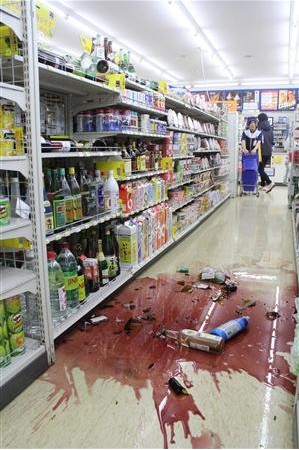 滚动新闻 ></p></a> 正文   原标题:日本茨城县震感强烈 便利店商品散落一地