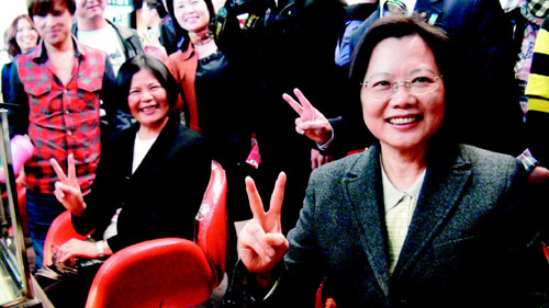 图:蔡英文参访美发店 店方找来分身