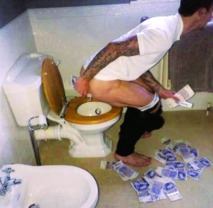 英超球员用1000英镑钞票当厕纸引众怒