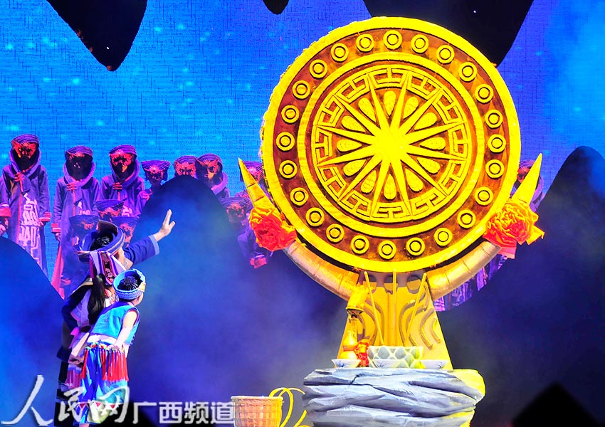 在《铜鼓》剧中瑶族阿哥与壮族阿妹通婚一