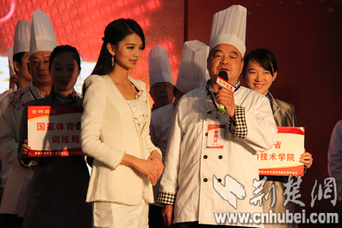 四川厨师秀雕功 7小时南瓜变金龙(组图)