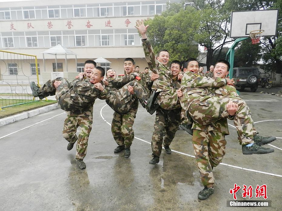 抱着媳妇撒腿就跑。徐伟 摄