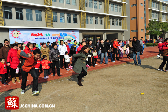 为迎青奥南京市香山路幼儿园开展亲子趣味运动
