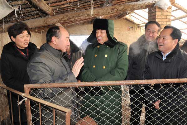 24日上午,又冒着零下25度的严寒,深入乌兰察布市四子王旗了解灾情