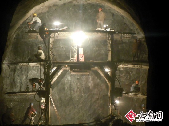 新建铁路大理至保山段大柱山隧道掌子面奋战施工现场。通讯员 陆华 摄 云南网讯(通讯员 陆华 张雪松 记者 王海龙)按照国家中长期铁路网规划,泛亚铁路分东、中、西三条线路,目前,途经云南境内昆明市、玉溪市、红河州的东线玉溪至蒙自铁路已开通试运营,蒙自至河口铁路正在建设之中。中线玉溪至磨憨铁路各项准备工作正有序推进,西线的重要组成部分大瑞铁路大理至保山段正在加紧建设中。日前,记者探访了正在建设中的大瑞铁路大理至保山段。 在新建大理至保山铁路大柱山隧道里, 10多名施工人员身穿水衣,手持风枪,在水帘洞里浴水