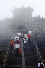 游客雾中登衡山。图/IC