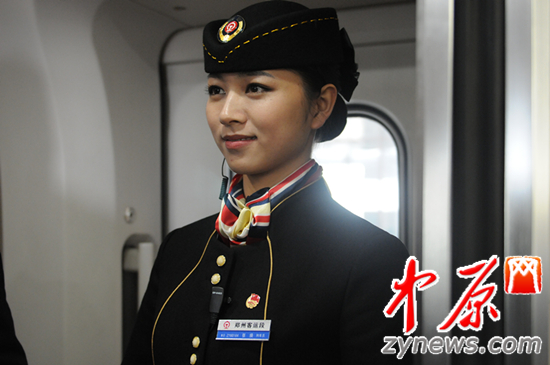组图:实拍京广<em>高铁美女乘务员</em>