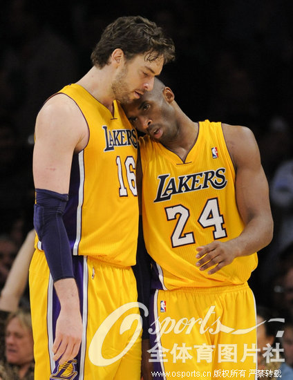 组图:湖人逆转山猫赢三连胜 科比加索尔 紧紧相
