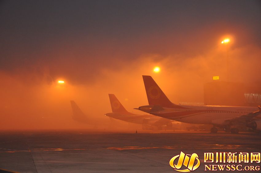 成都双流机场再次受大雾天气困扰 近万旅客滞