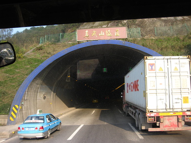路宽路况好 真武山隧道稍一加速就超速