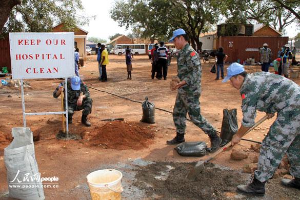 中国驻南苏丹维和官兵参加国际志愿者日活动(