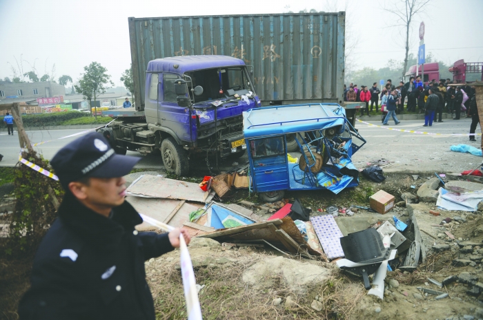 青白江集装箱货车猛撞三轮车 造成2人死亡4人