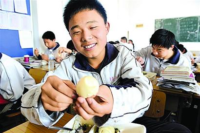 青岛16中老师发起爱心活动 外来娃吃到爱心蛋