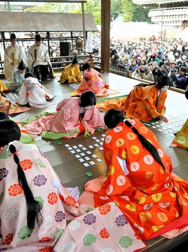 日本京都:选手身着古代服装参加新年和歌纸牌