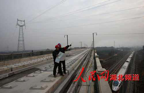 首条输电线路成功跨越京广交通大动脉