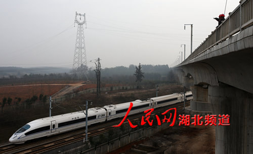 首条输电线路成功跨越京广交通大动脉