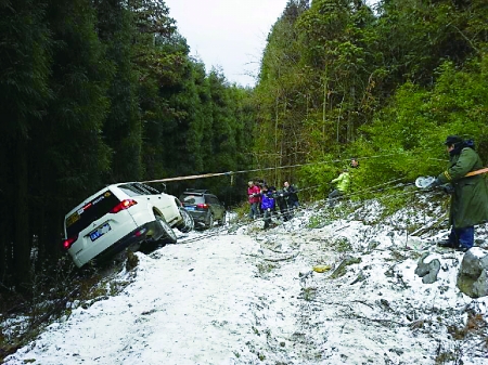 后轮没绑防滑链 越野雪地翻了