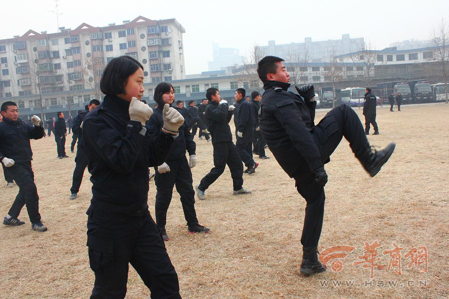 西安女特警队员成长记:最有意思的惩罚背着被