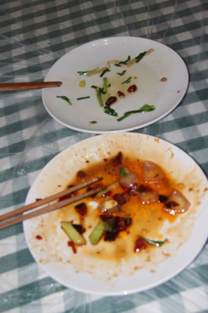 绿源食府包间内饭后的两个菜盘子,体现了商丘人的节俭.