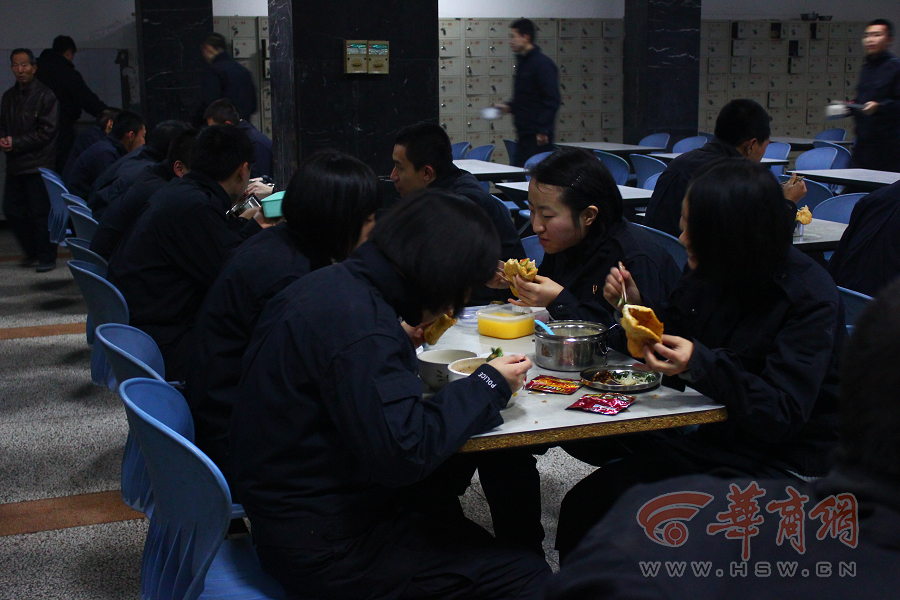 西安女特警队员成长记:最有意思的惩罚背着被