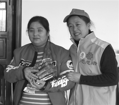 档案局工作人员和志愿者来到福利院献爱心