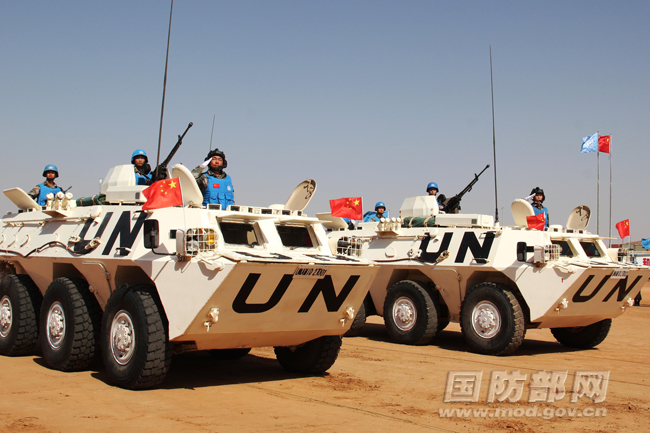 中国赴苏丹达尔富尔维和官兵被授予"和平荣誉勋章"; 受阅步战车方队