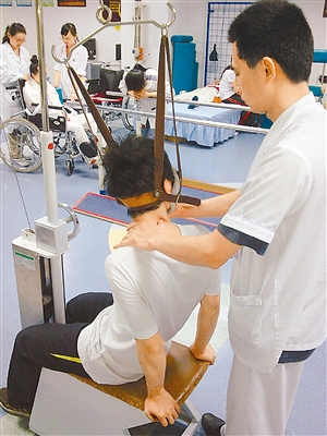 龙氏整脊正骨手法治疗颈椎病。