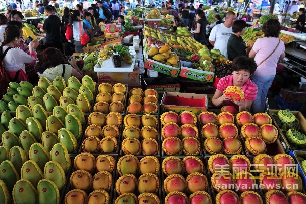 海南三亚:春节临近 热带水果热销