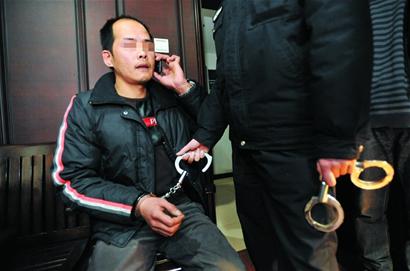 丈夫欠钱不还被拘妻子以身挡警车 11名老赖被