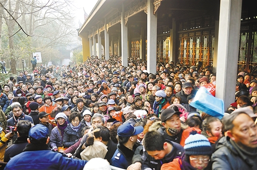 一时出现混乱场面,所幸在安保人员采取分流的措施下,人群逐渐疏散,没