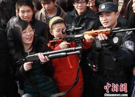 武汉铁路警方向旅客展示警用装备保安全