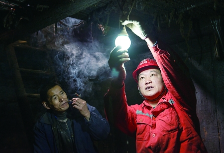 直击重庆电力工人 寒冬深山义务保电