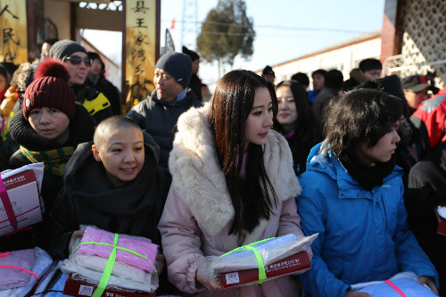 成龙低调做慈善 众明星响应助村民过好年(组图