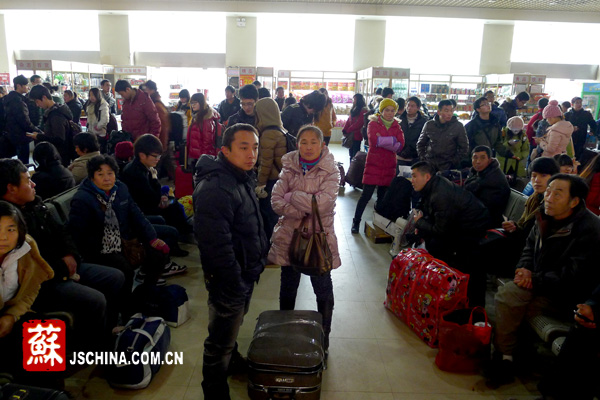 旅客向陈班长资讯票务问题。本网记者 王逸男 摄 中国江苏网1月17日讯(记者 王逸男)南京中央门汽车站提前迎来小春运,到达宜昌、杭州、宁波等地中转的旅客可以在南京汽车站买到中转票。今天,记者来到南京市中央门汽车总站,汽车站内人满为患,旅客们背着行李赶在途中。 记者在现场发现,旅客中农民工及打工人员所占比例较多,而且很多是长途汽车的旅客。在上午9:00左右,所有购票窗口均对外开放,每个窗口前均排成了5米长左右的队伍。检票口两边的椅子上坐满了旅客,过道上也站满了人,不禁让人们开始想象春运到来时中央门汽车站