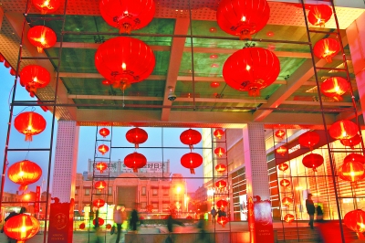 挂红灯 迎新春(图)