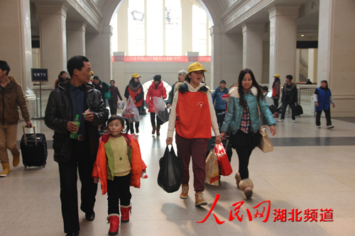 春运首日 武汉青年志愿者在行动