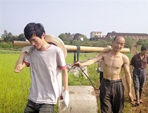 关于“耶鲁哥”村干部的专科毕业论文范文